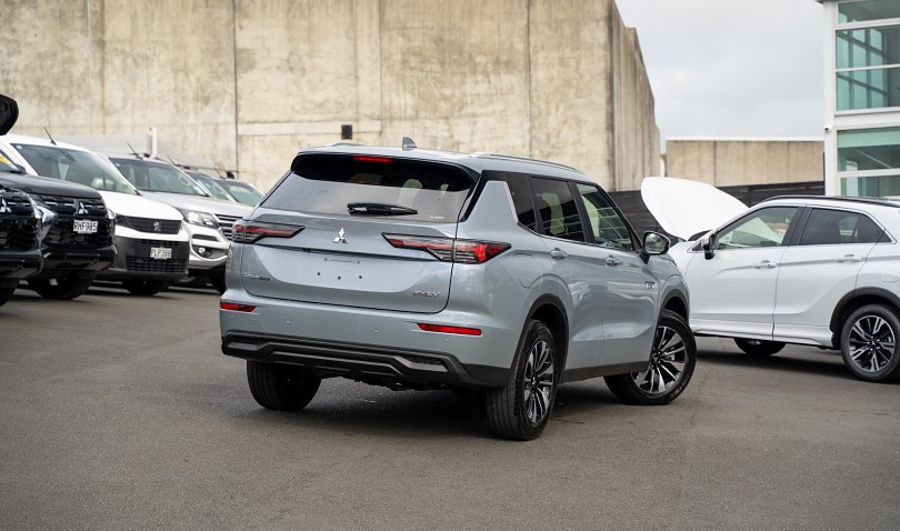 2025 Mitsubishi Outlander 2