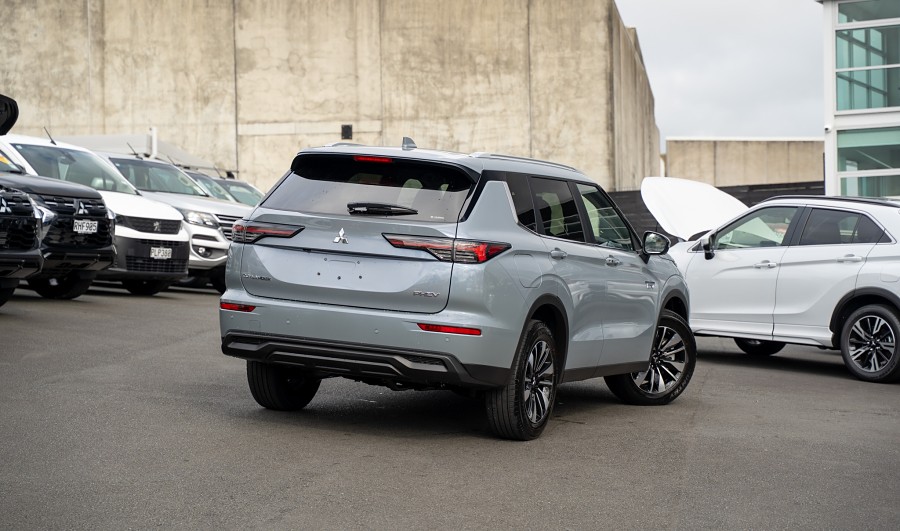 2025 Mitsubishi Outlander 2