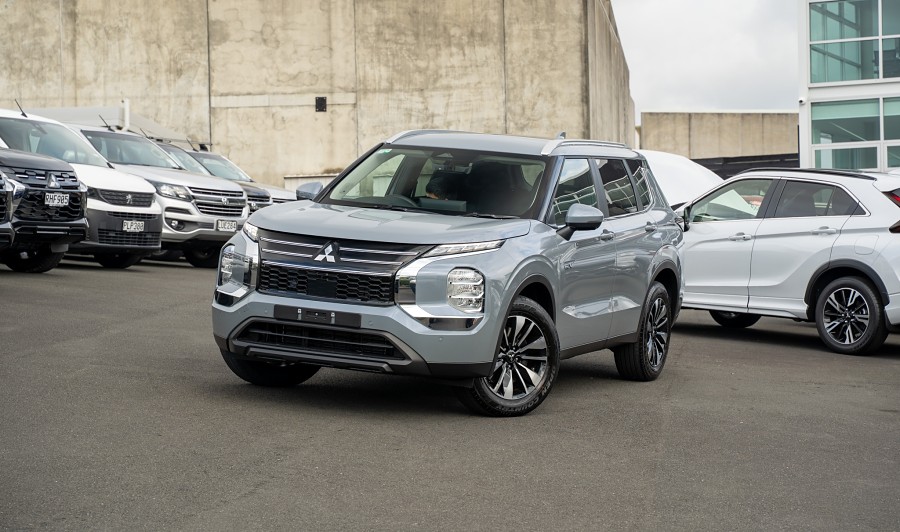 2025 Mitsubishi Outlander 1