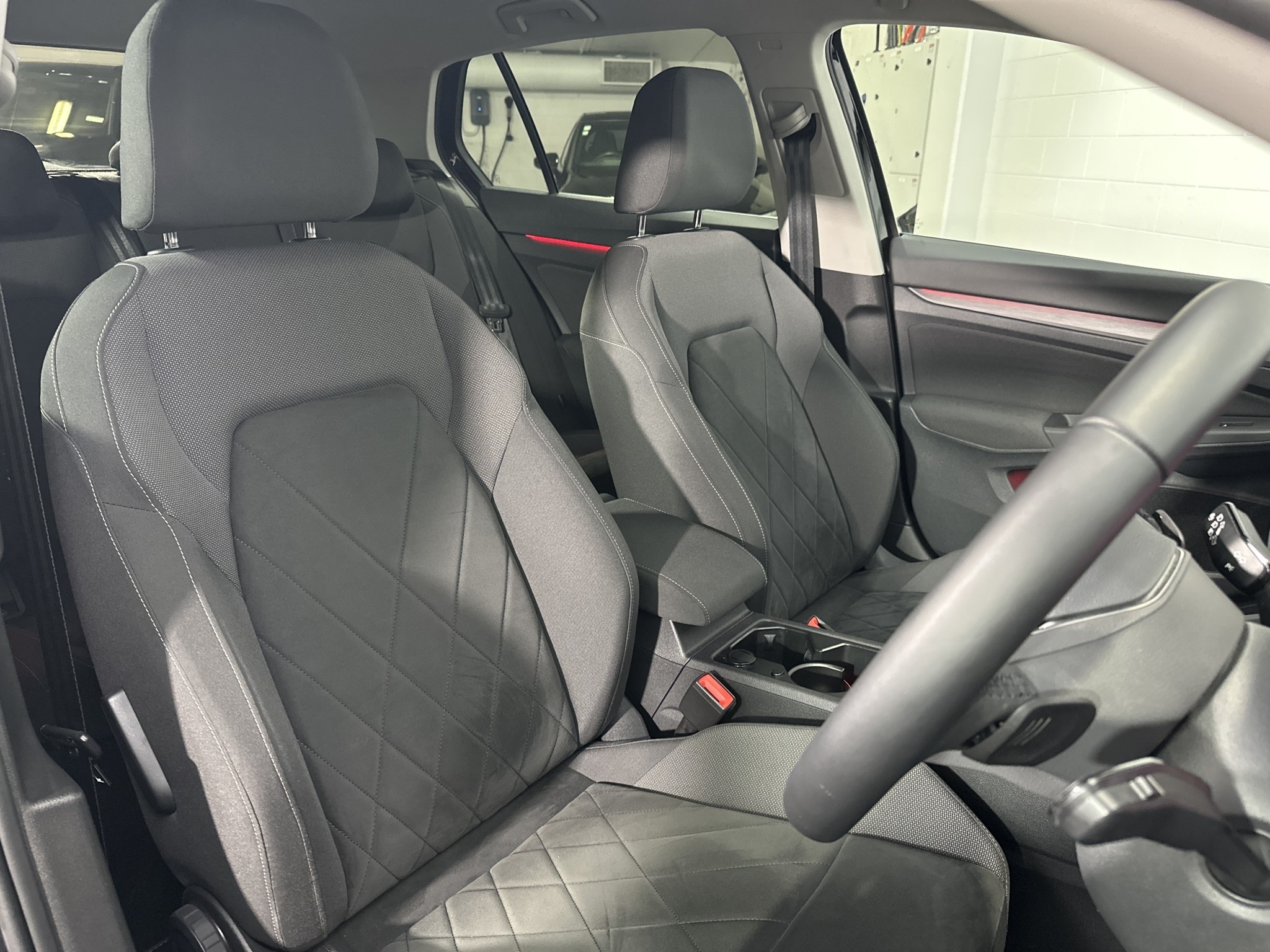 Volkswagen Golf E-TSi Style