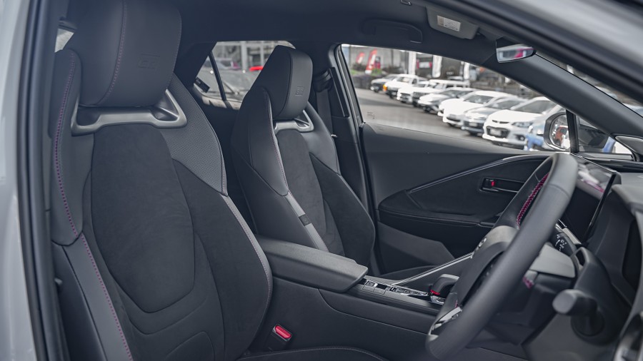 2025 Toyota C-HR 8