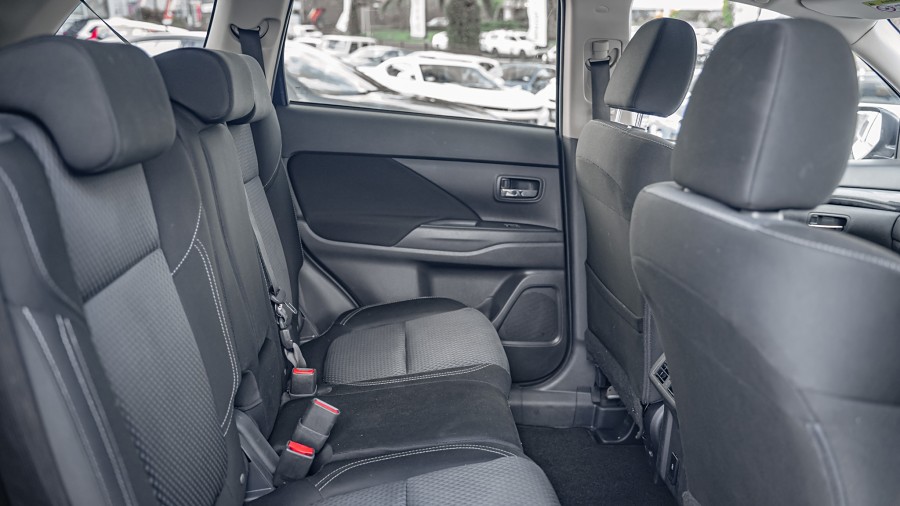 2021 Mitsubishi Outlander 16