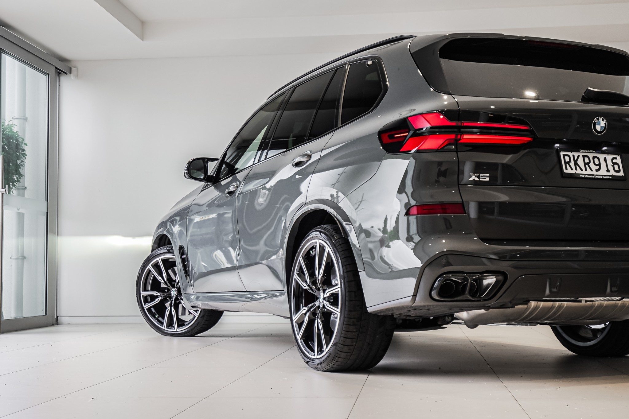 BMW X5 M60i