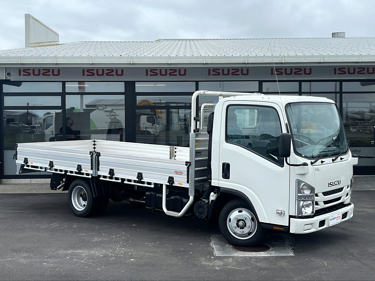 2025 Isuzu NLR250M Tray Pack