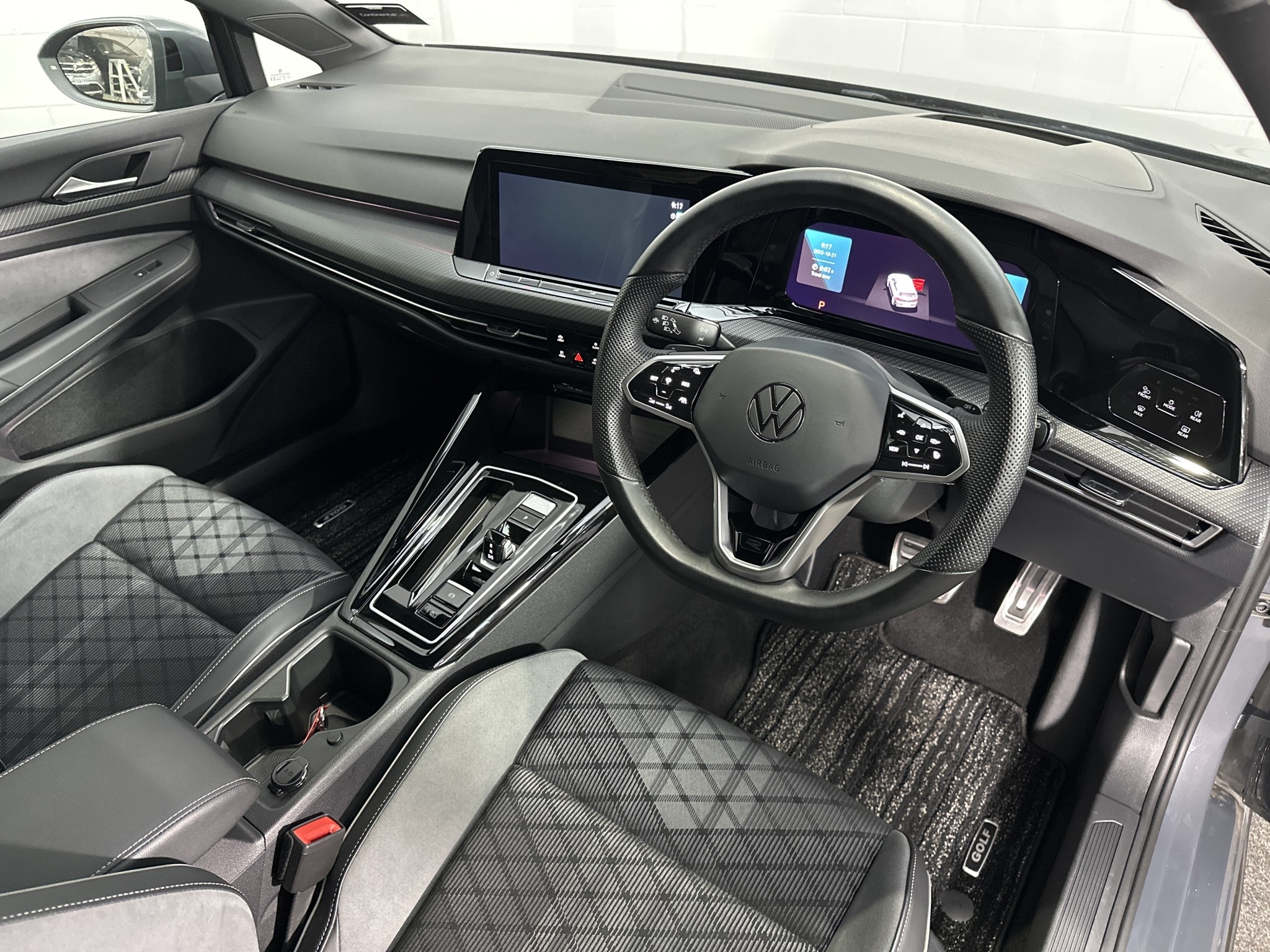 Volkswagen Golf E-TSI R-Line