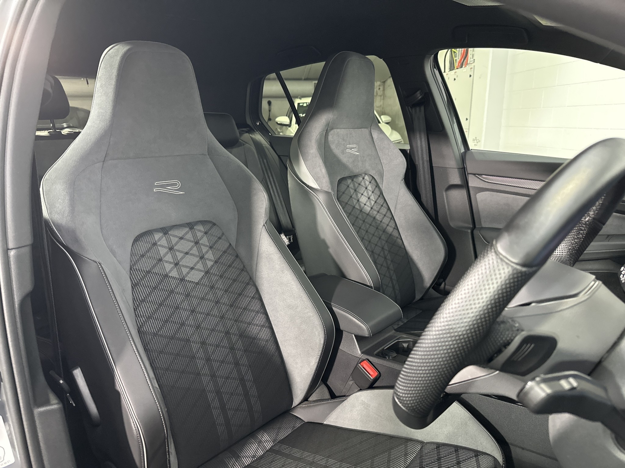 Volkswagen Golf E-TSI R-Line