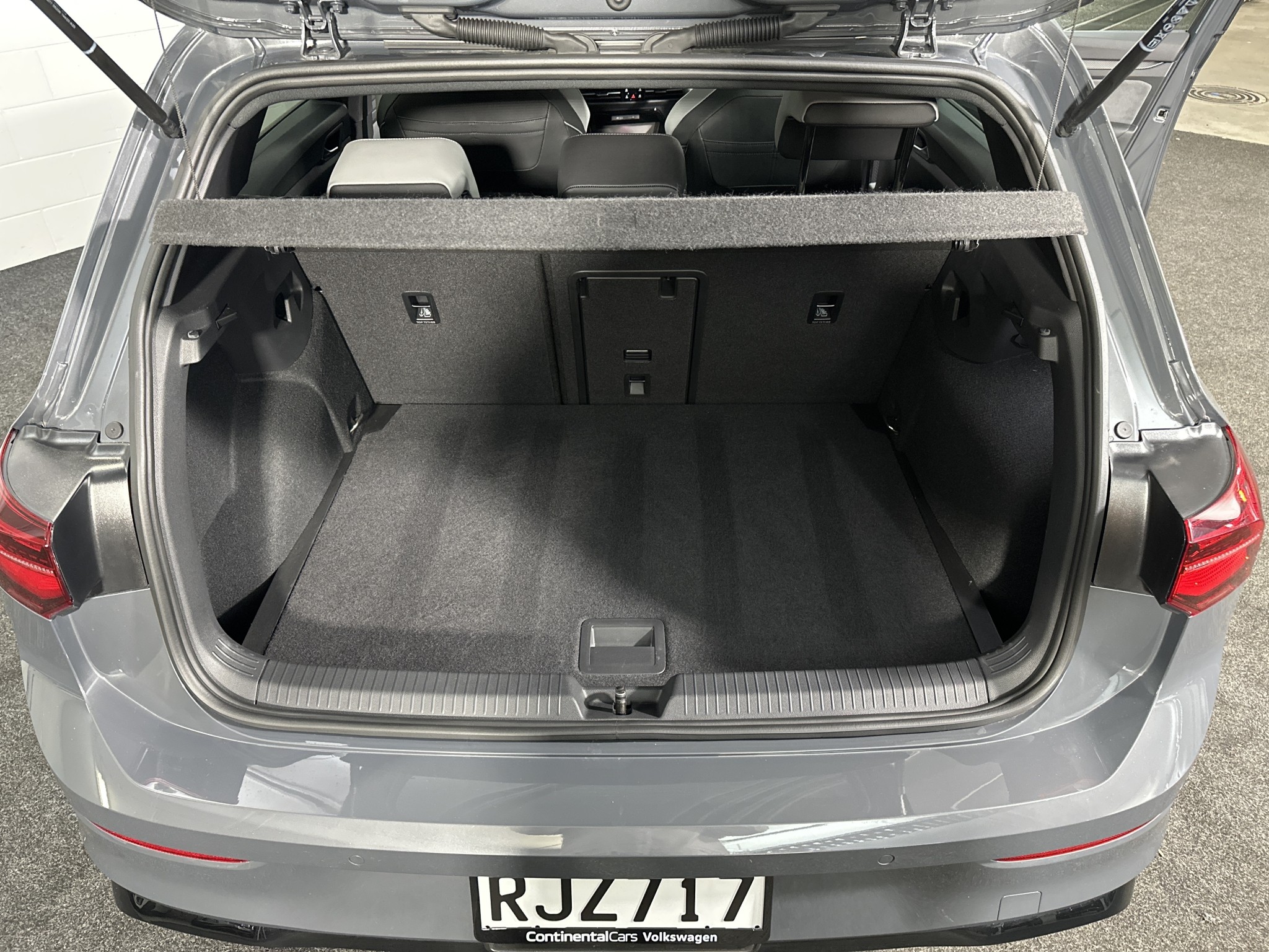 Volkswagen Golf E-TSI R-Line