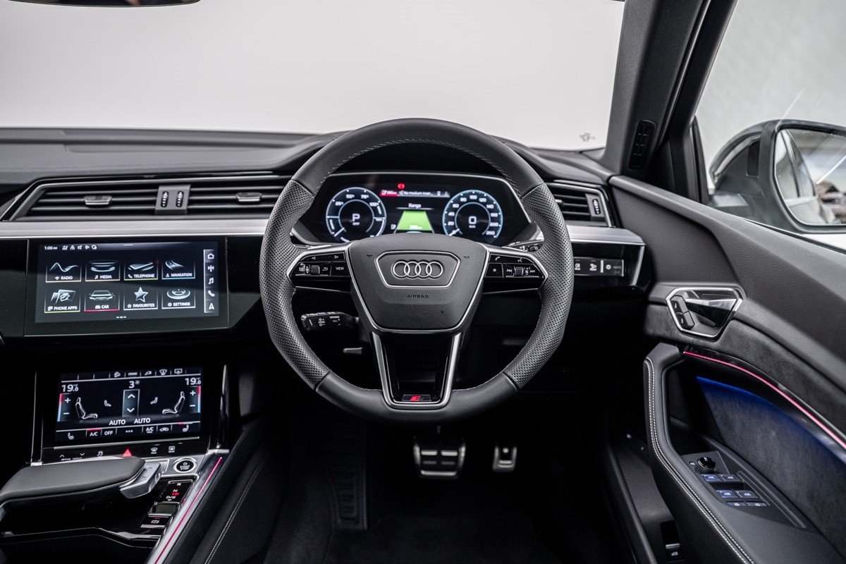 Audi Q8 55 E TRON S LINE