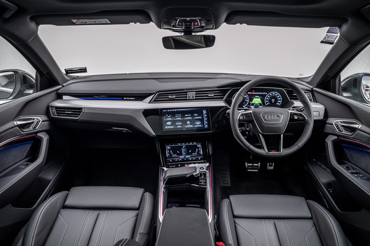 Audi Q8 55 E TRON S LINE