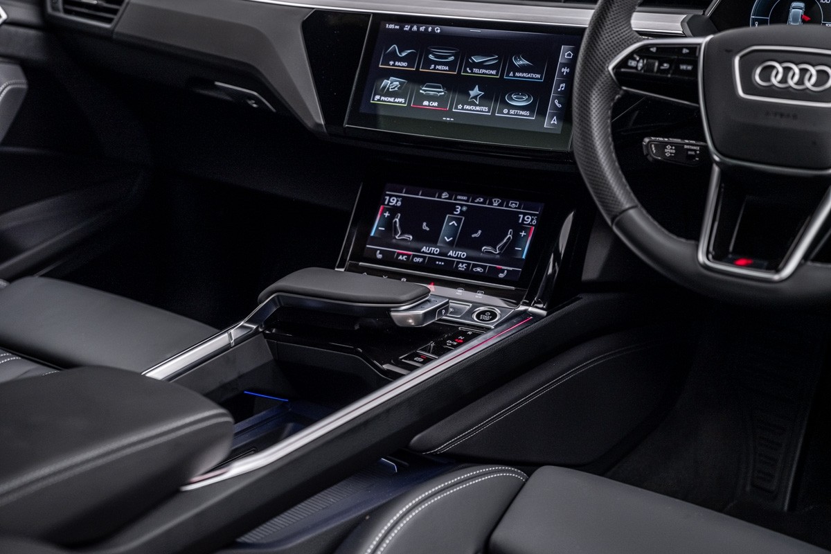 Audi Q8 55 E TRON S LINE