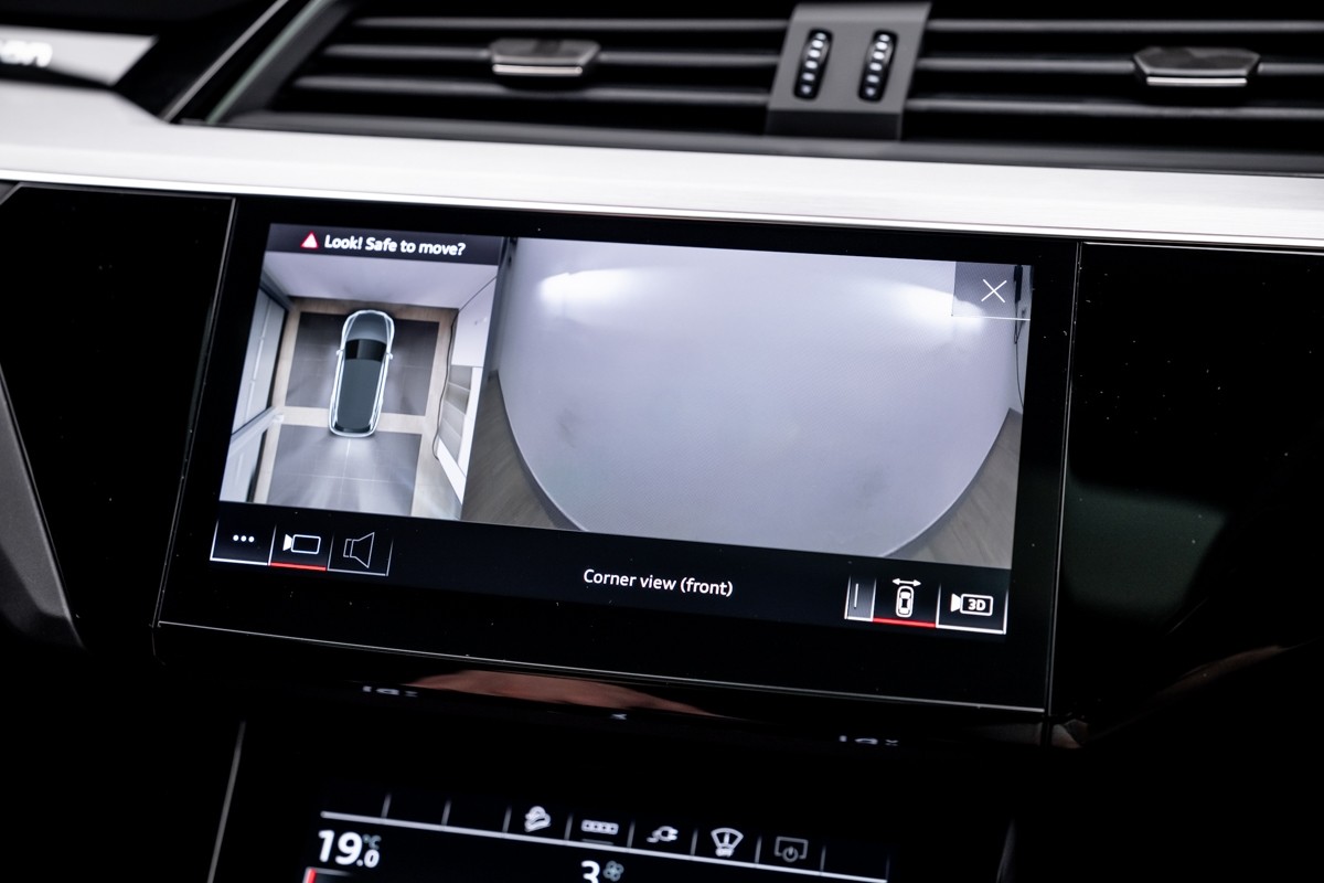 Audi Q8 55 E TRON S LINE