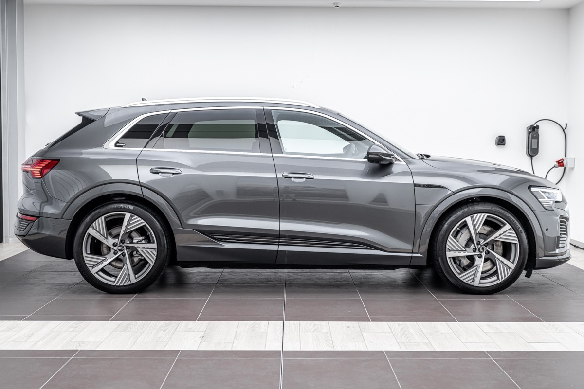Audi Q8 55 E TRON S LINE