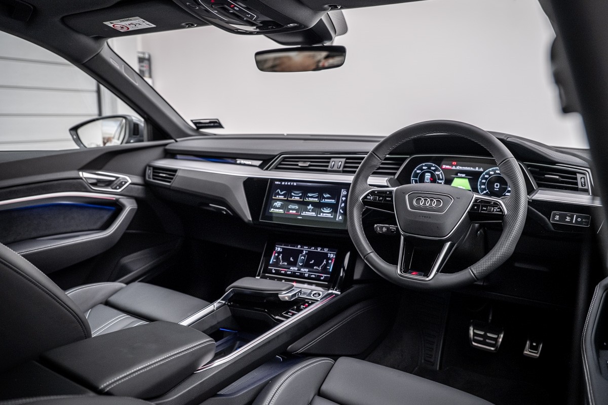 Audi Q8 55 E TRON S LINE