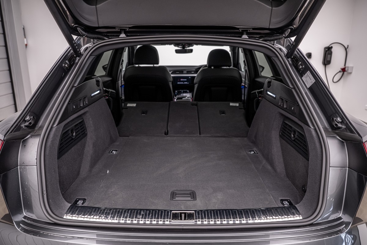 Audi Q8 55 E TRON S LINE