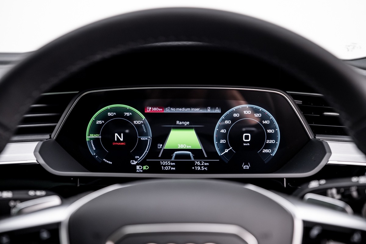 Audi Q8 55 E TRON S LINE