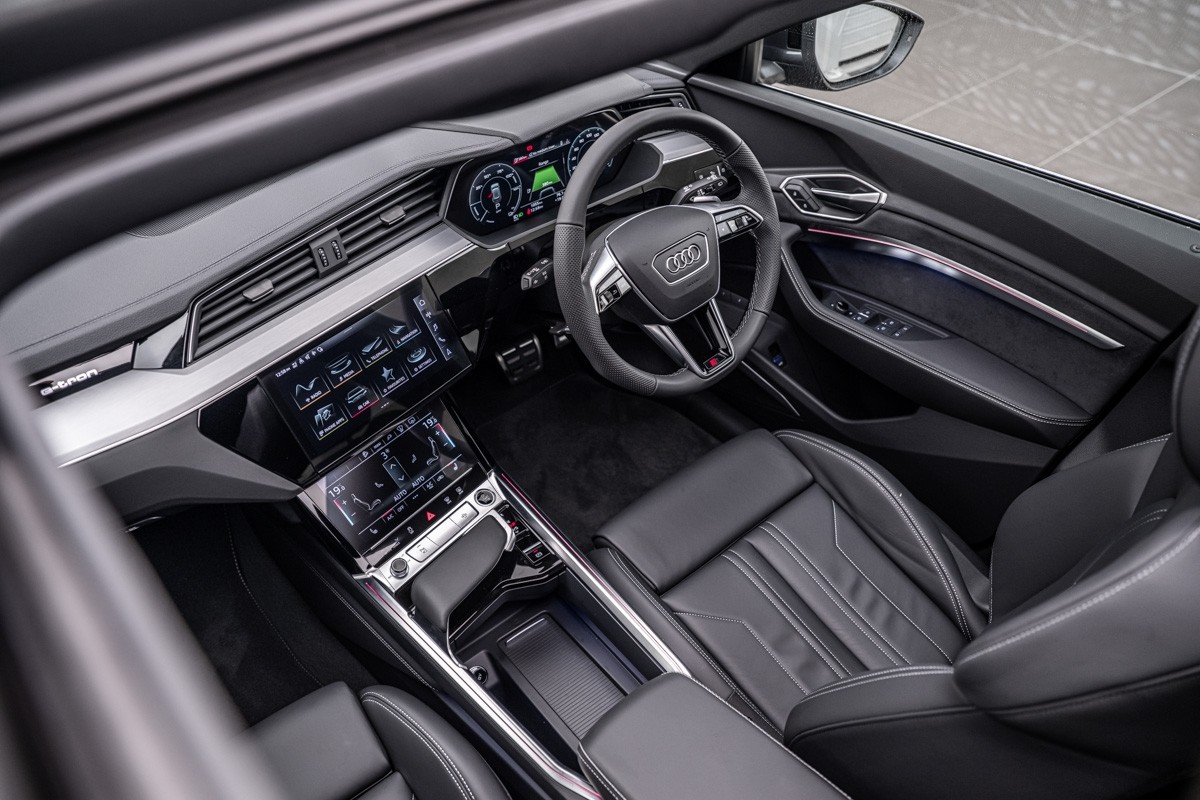 Audi Q8 55 E TRON S LINE