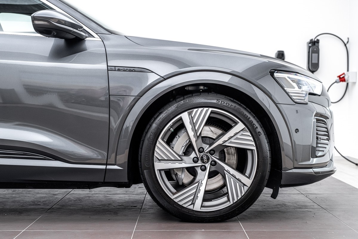 Audi Q8 55 E TRON S LINE