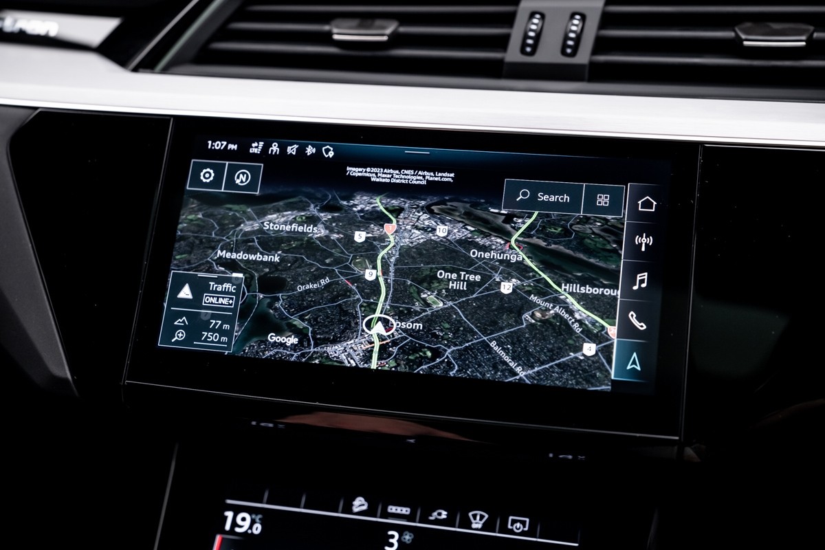 Audi Q8 55 E TRON S LINE