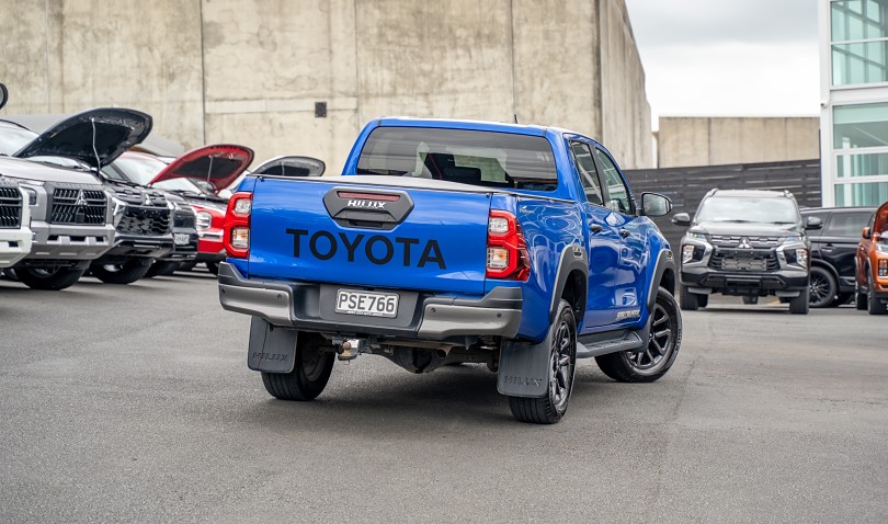 2023 Toyota Hilux 2