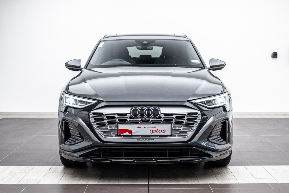 Audi Q8 55 E TRON S LINE