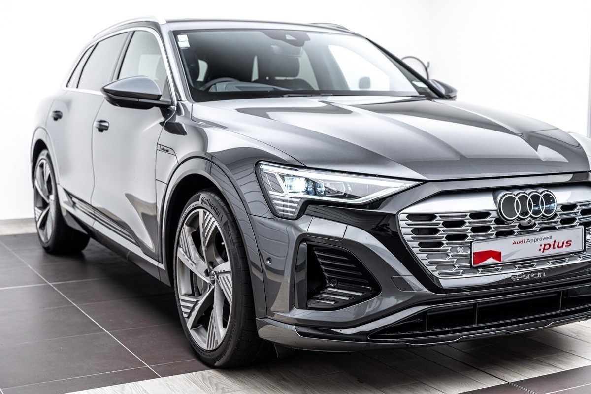 Audi Q8 55 E TRON S LINE