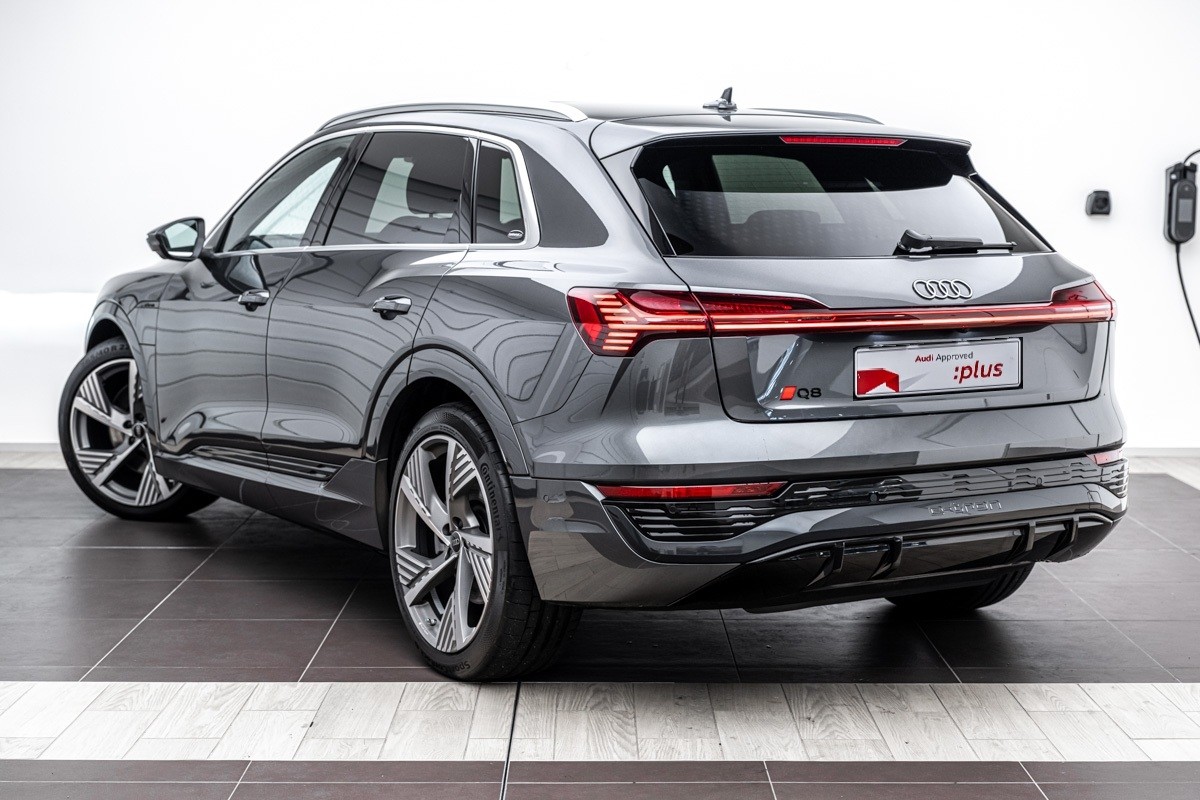 Audi Q8 55 E TRON S LINE