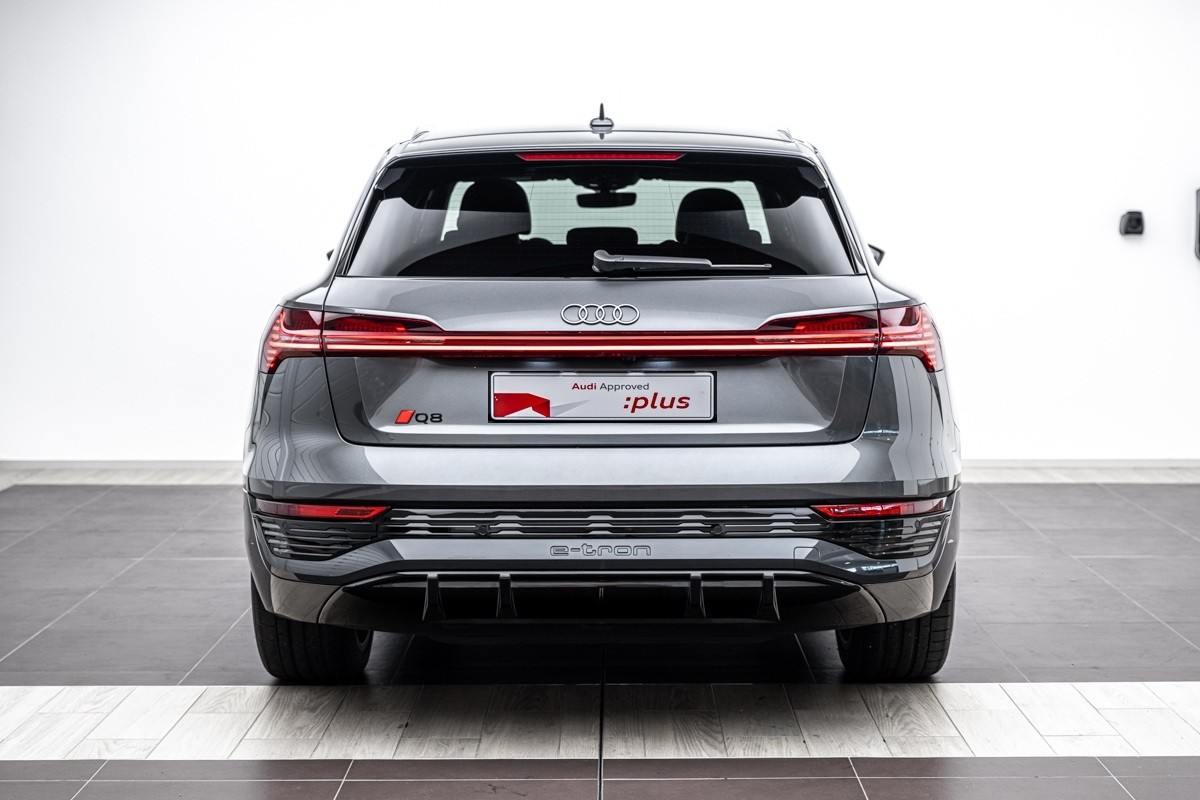 Audi Q8 55 E TRON S LINE