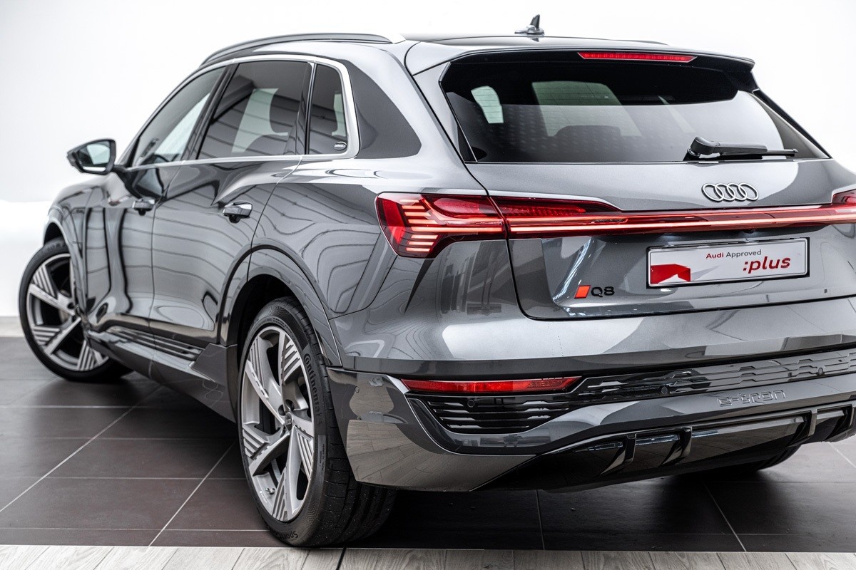 Audi Q8 55 E TRON S LINE