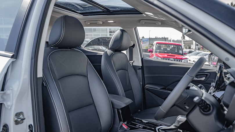 2025 Mahindra XUV3XO 8