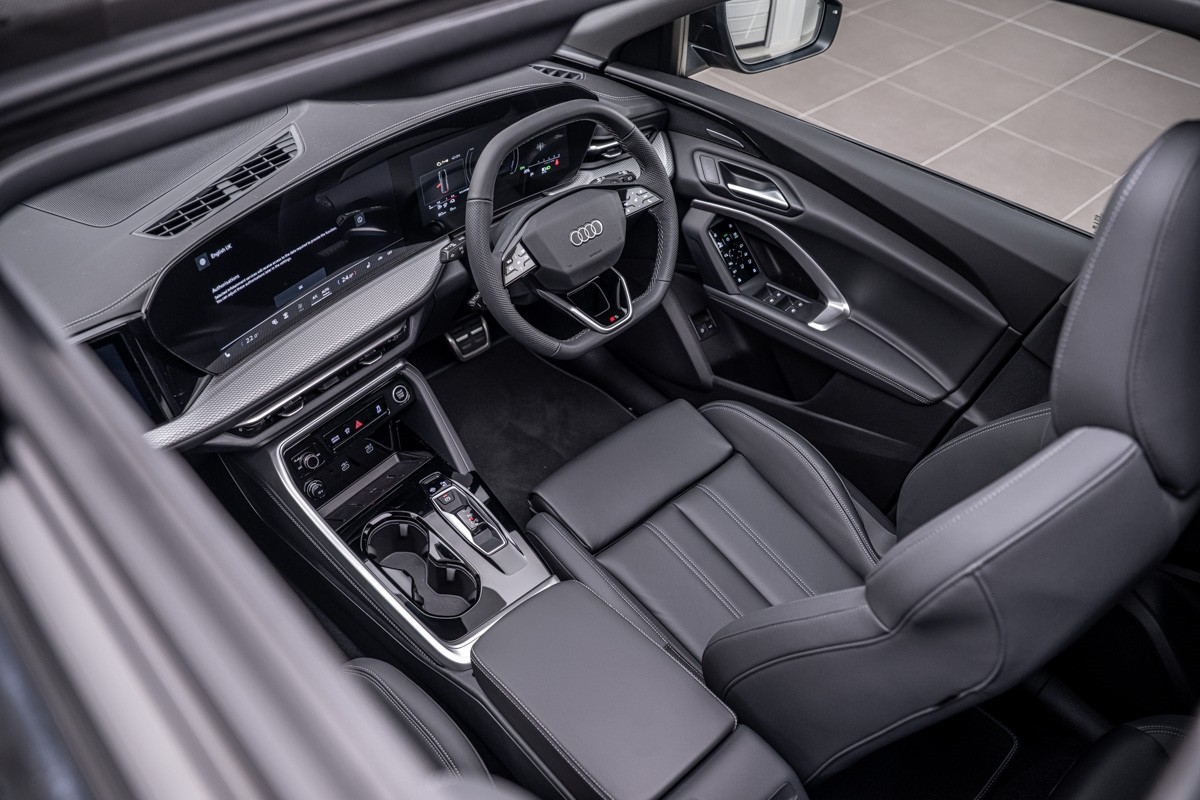 Audi Q5 E-HYBRID S LINE