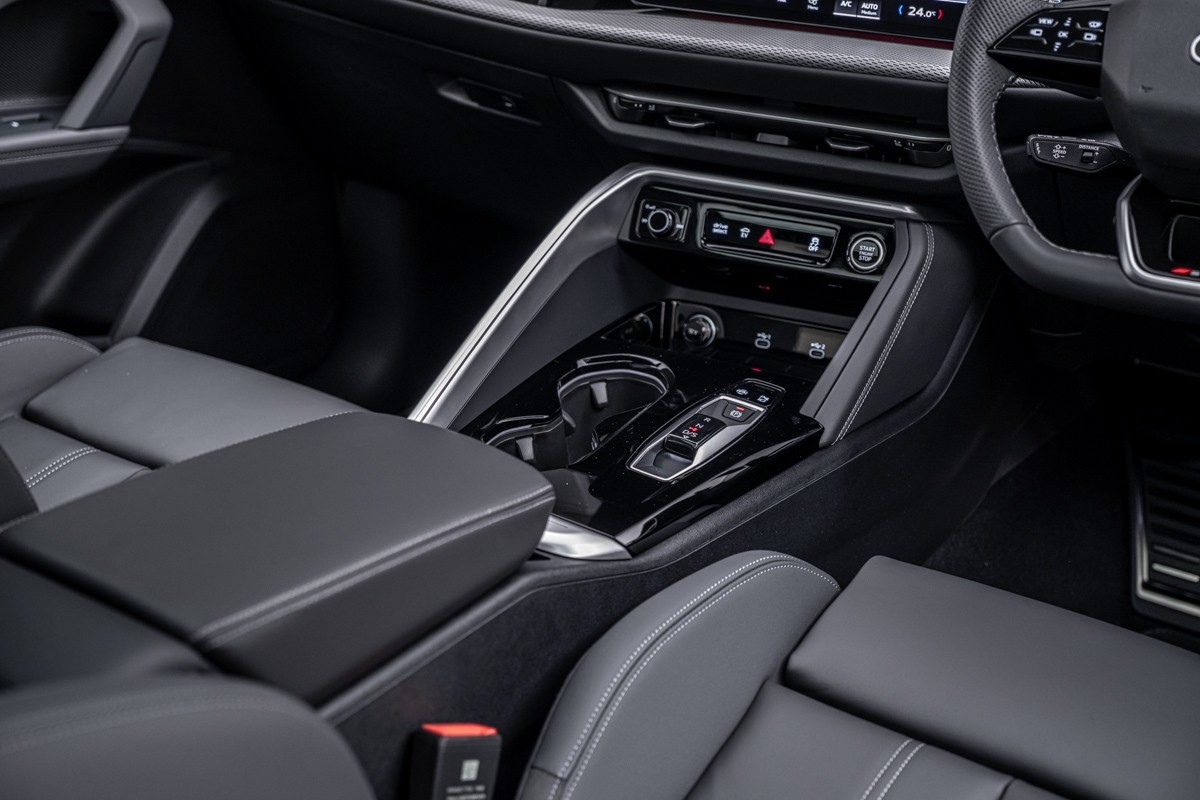 Audi Q5 E-HYBRID S LINE