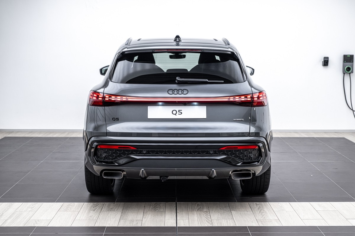 Audi Q5 E-HYBRID S LINE