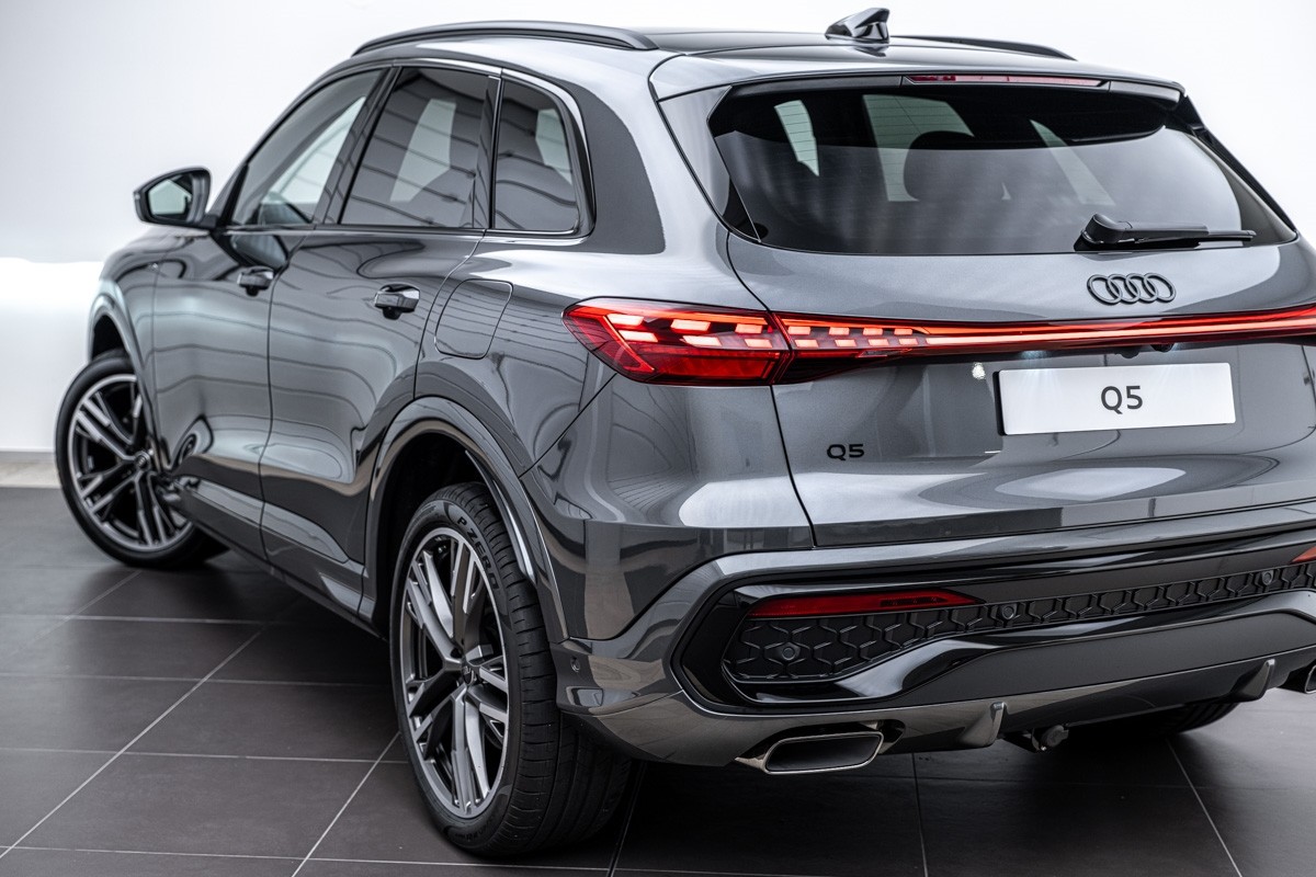 Audi Q5 E-HYBRID S LINE