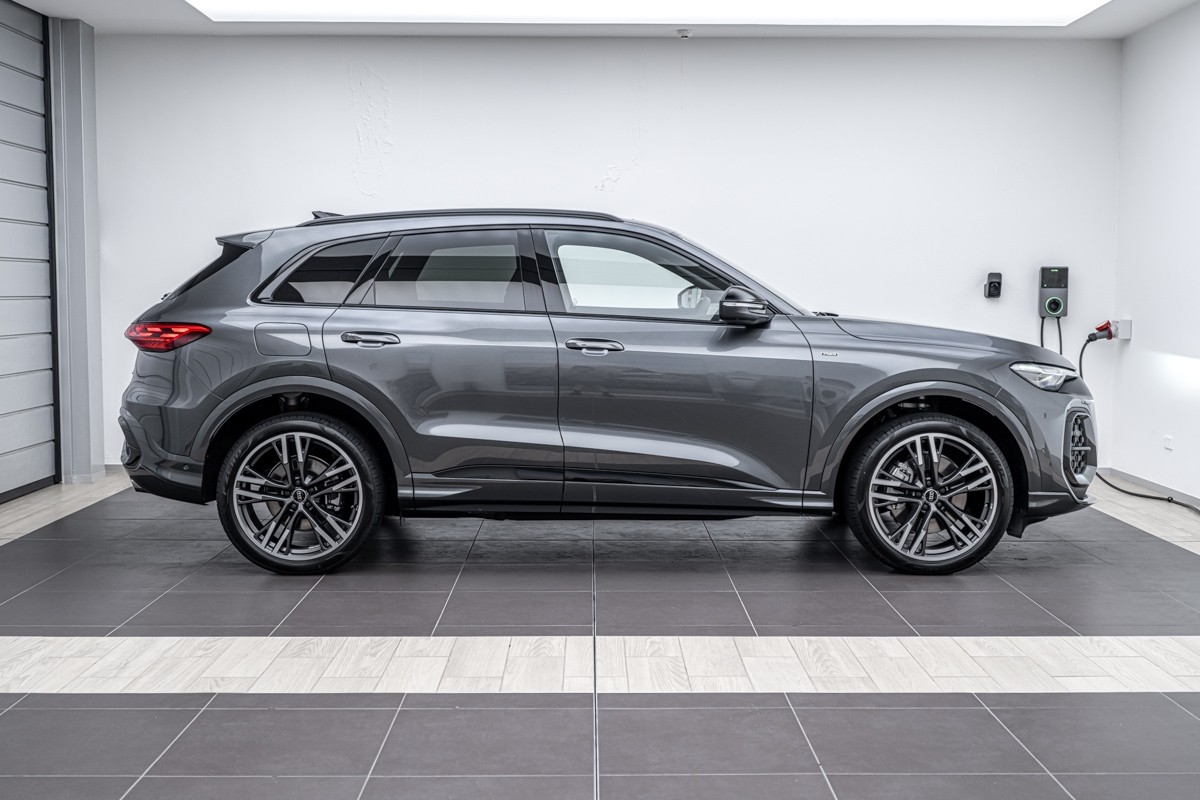 Audi Q5 E-HYBRID S LINE