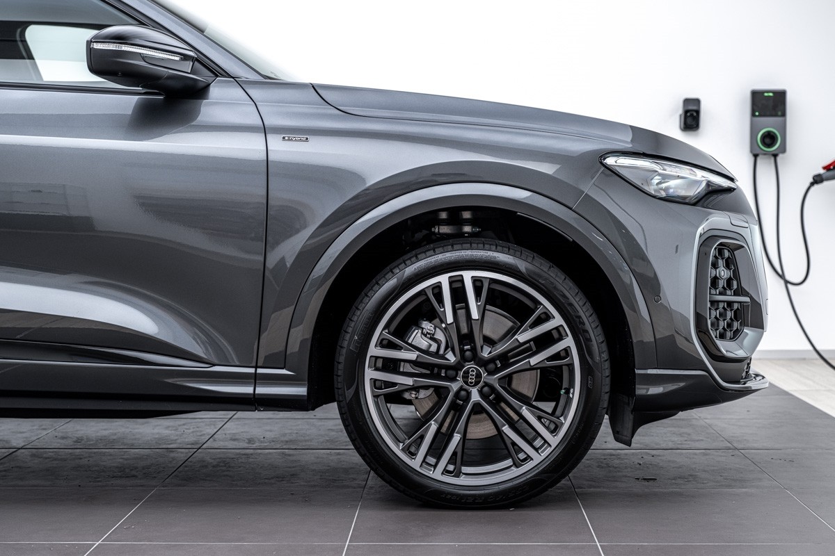 Audi Q5 E-HYBRID S LINE