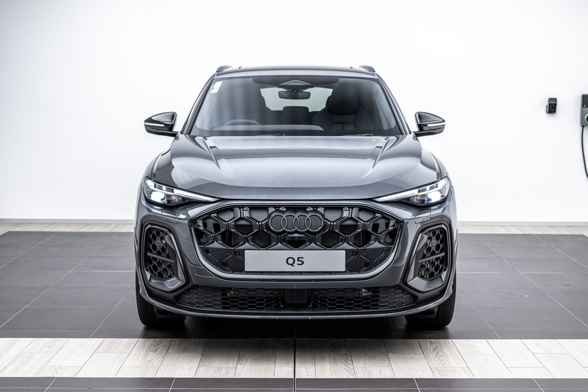 Audi Q5 E-HYBRID S LINE