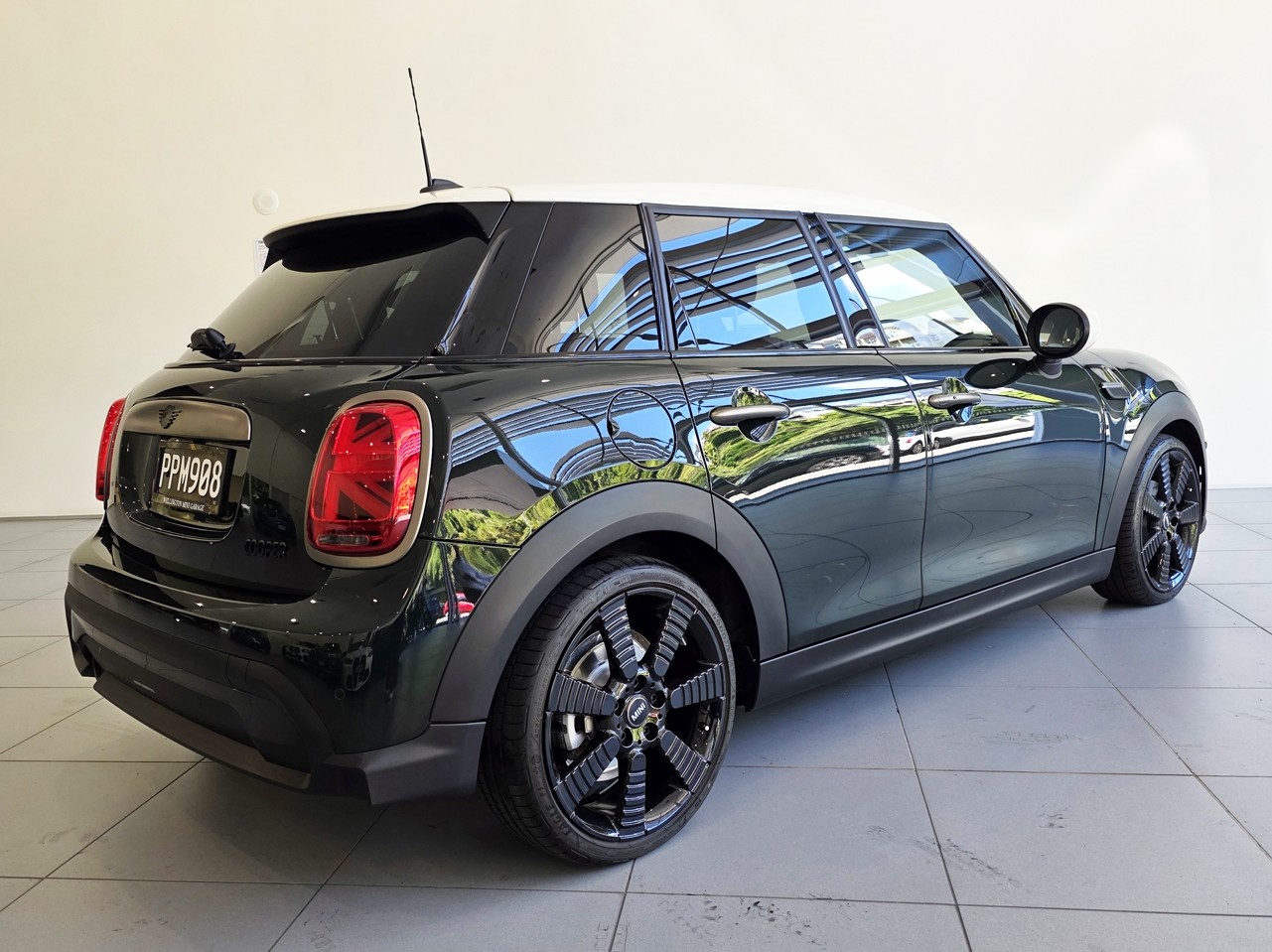 MINI Cooper 5-Dr Hatch The Cooper Resolute