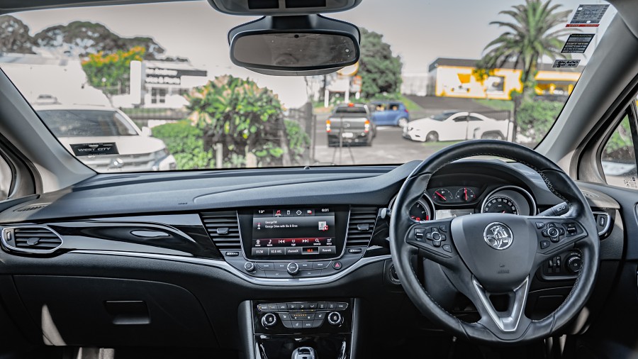 2017 Holden Astra 10