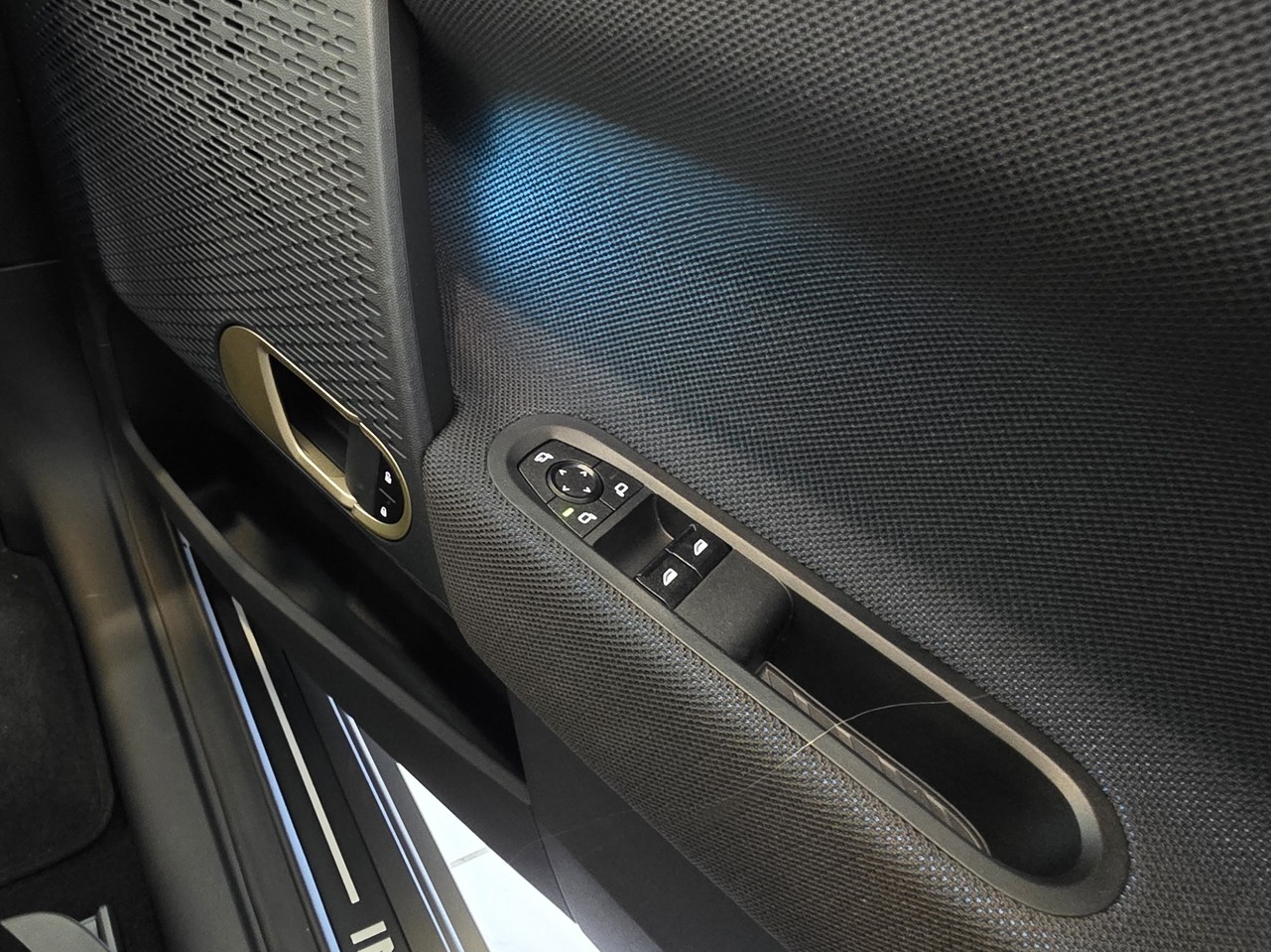 MINI Cooper E Salt and Pepper Edition