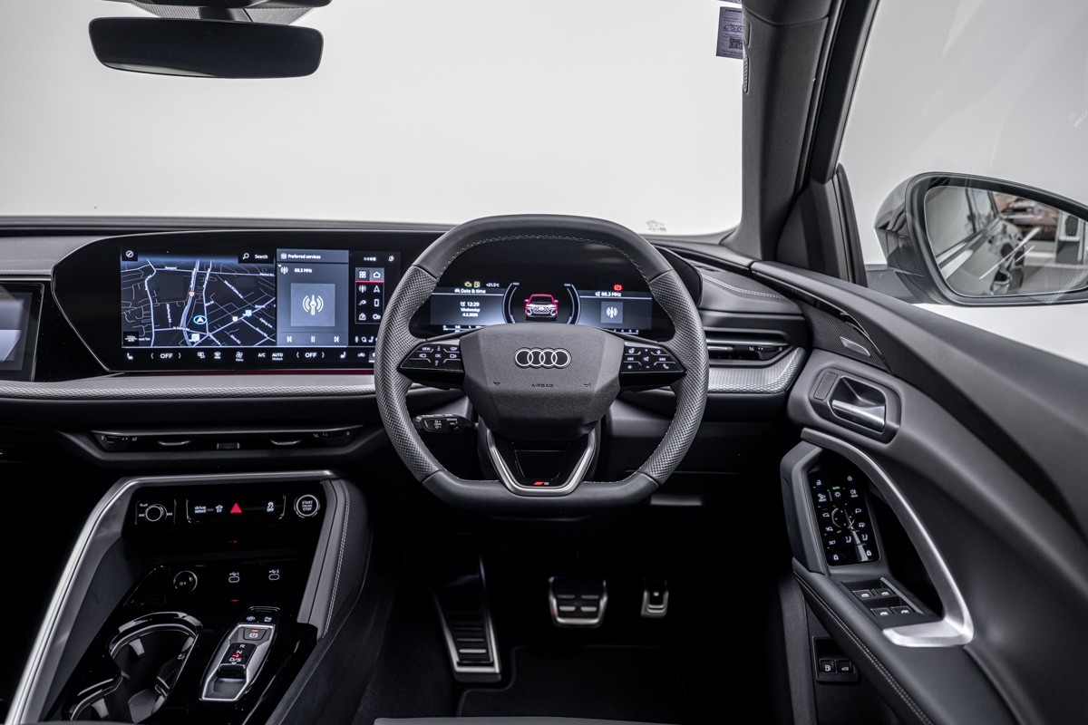 Audi Q5 E-HYBRID S LINE