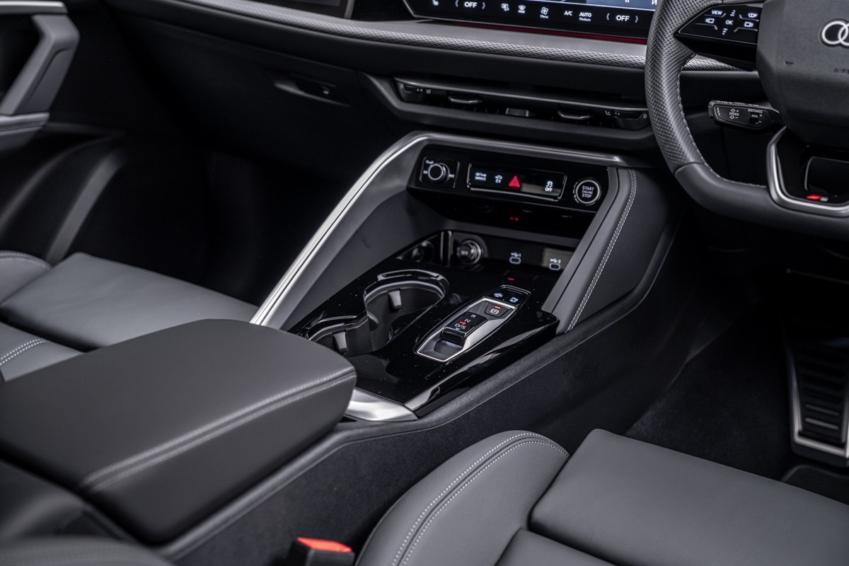 Audi Q5 E-HYBRID S LINE