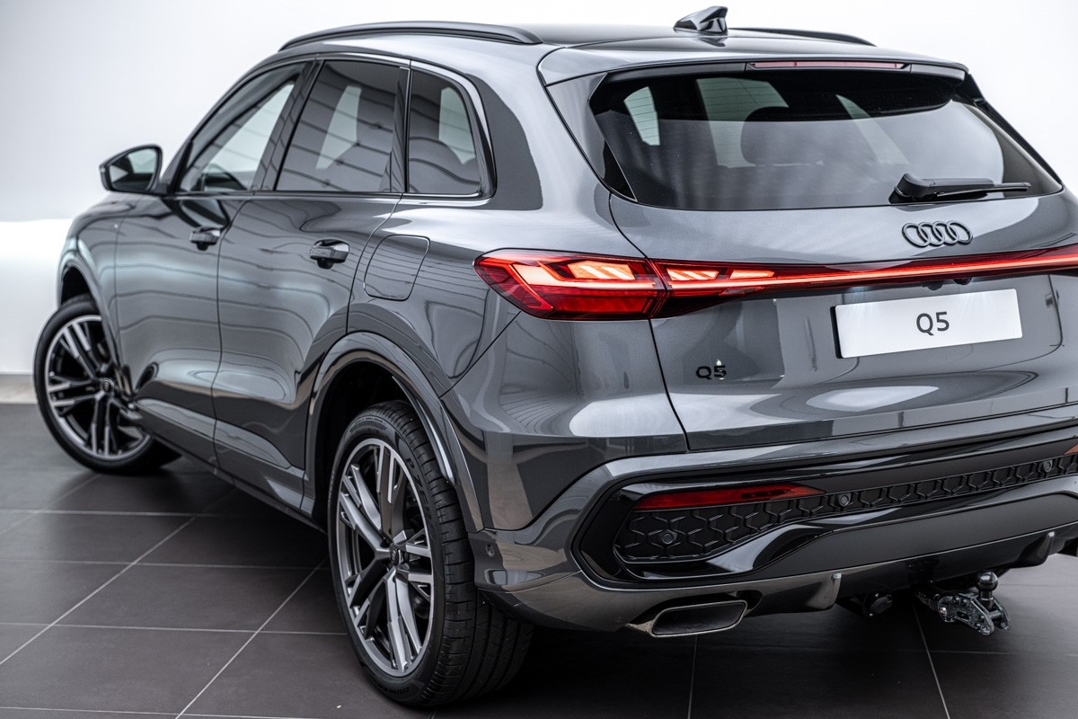 Audi Q5 E-HYBRID S LINE