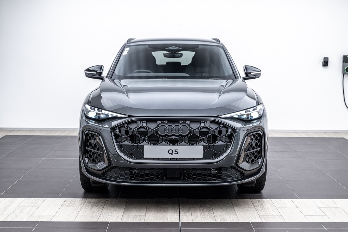 Audi Q5 E-HYBRID S LINE