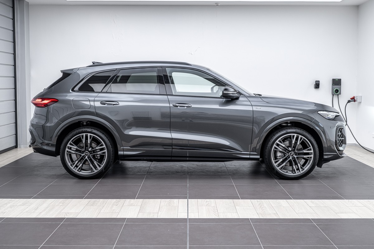 Audi Q5 E-HYBRID S LINE