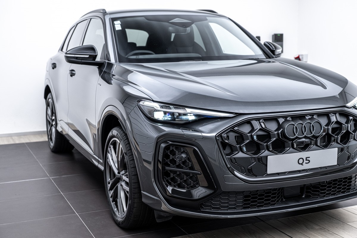 Audi Q5 E-HYBRID S LINE