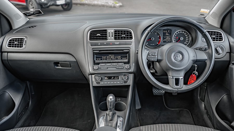 2011 Volkswagen Polo 10
