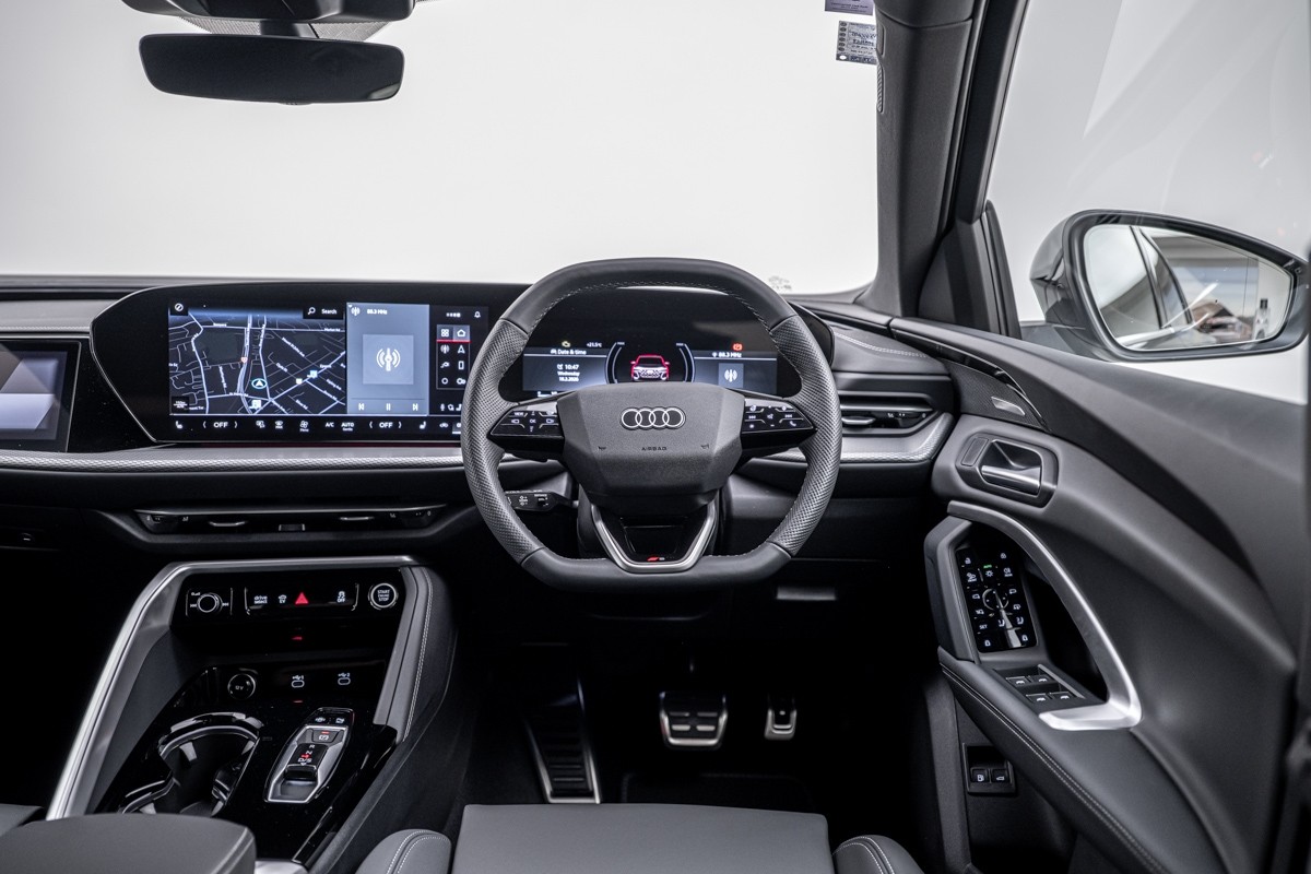 Audi Q5 E-HYBRID S LINE