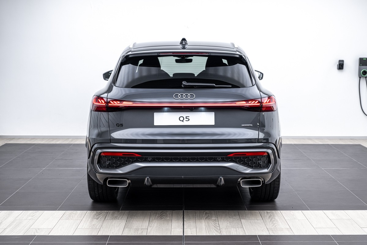 Audi Q5 E-HYBRID S LINE