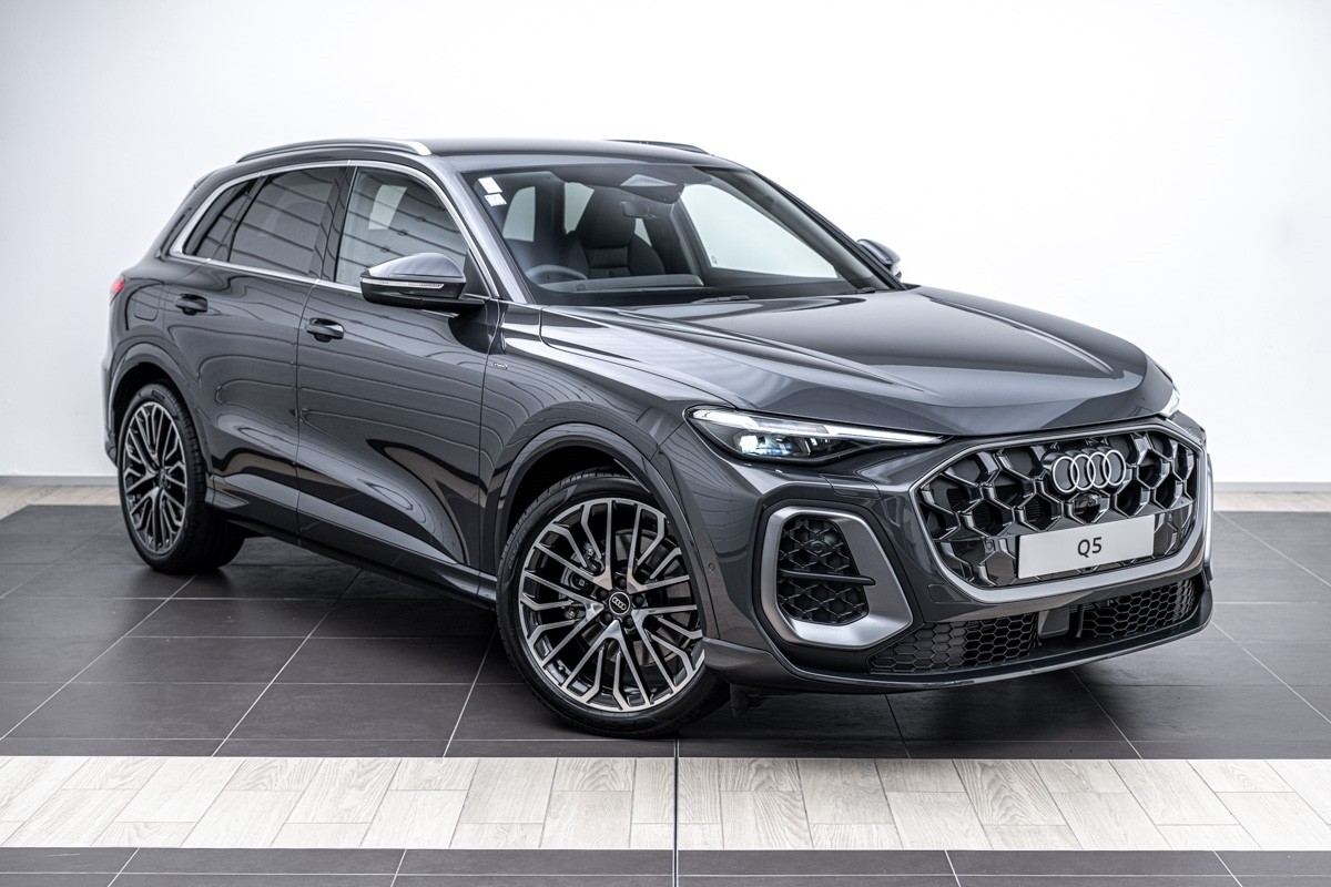 Audi Q5 E-HYBRID S LINE