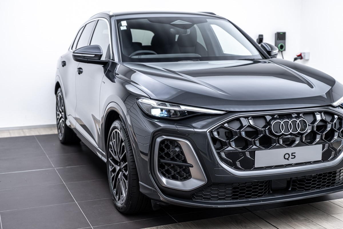 Audi Q5 E-HYBRID S LINE